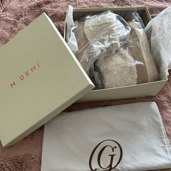 Beautiful shearling Boots - Picture 3 of 11